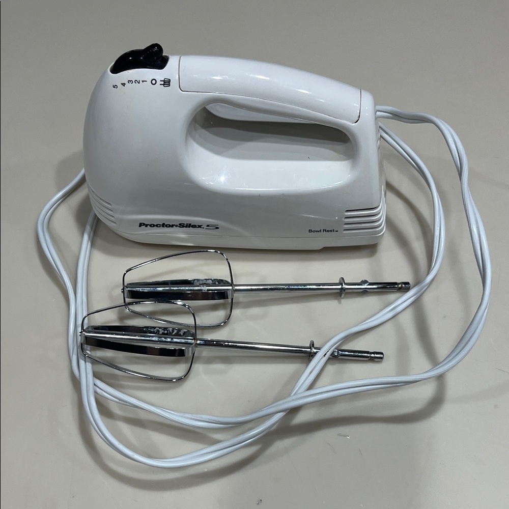 Proctor Silex White Hand Mixer